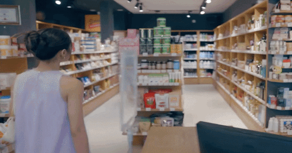 Bóng Ma Hạnh Phúc lộ hạt sạn ngớ ngẩn vô cùng, netizen thắc mắc 