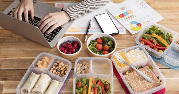 Đừng để hộp cơm trưa thành nguy cơ sức khỏe: Đây là những điều dân văn phòng nên lưu ý