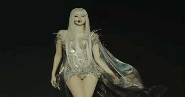 Lisa ở Coachella quá đẹp, nhưng giọng hát thì dở