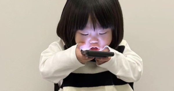 Cảnh báo cho các gia đình có con dùng điện thoại hơn 2 tiếng mỗi ngày