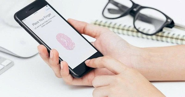 Vì sao không nên sử dụng vân tay, khuôn mặt mở khóa điện thoại