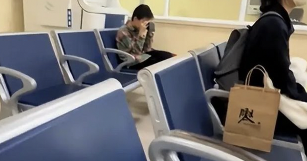 Một bức ảnh chụp trong hành lang bệnh viện khiến hàng triệu phụ huynh chết lặng