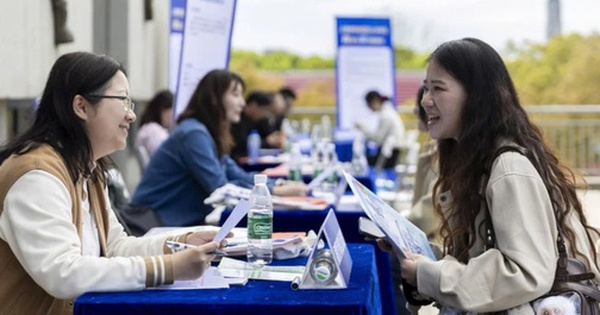 Buồn của nền kinh tế thứ 2 thế giới: Tỷ lệ thanh niên thất nghiệp quay đầu tăng, 1 chọi 100 để tranh 'bát cơm sắt', rải 1.000 đơn ứng tuyển chỉ nhận được 8 lời mời phỏng vấn