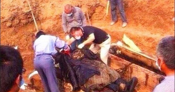 Đập hỏng 3 chiếc búa sắt mới mở được mộ Lý Liên Anh, cảnh tượng trong quan tài khiến chuyên gia lạnh gáy!