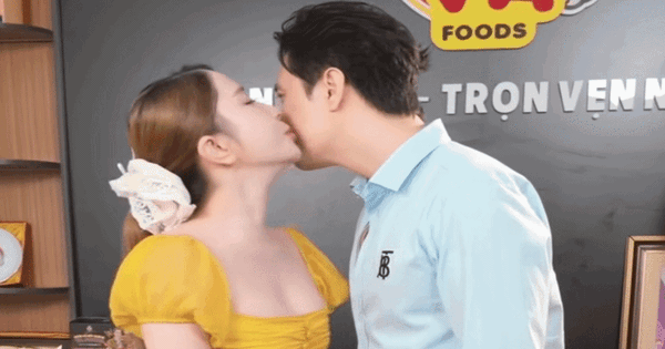 Quỳnh Nga thơm má Việt Anh ngay trên sóng, công khai sau 7 năm mập mờ?