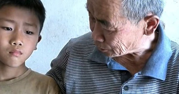 Câu chuyện xúc động về cậu bé 9 tuổi thường mang thịt từ trường về cho ông nội vì 