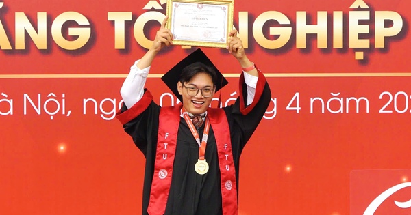 Bảng thành tích dày đặc của nam sinh Ngoại thương vừa tốt nghiệp xuất sắc