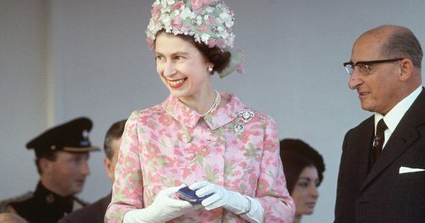 Sự thật ngã ngửa về tủ đồ của Nữ hoàng Anh