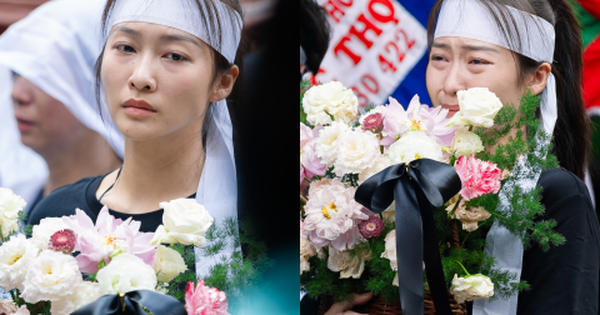 Khả Ngân gục đầu, bật khóc nức nở trong lễ tiễn đưa bà ngoại về nơi an nghỉ cuối cùng