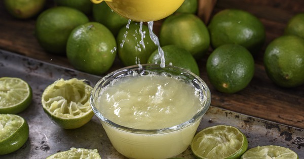 Bác sĩ nói gì về trào lưu uống 1kg chanh mỗi ngày để 