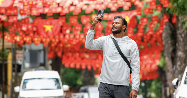 Khách Tây đến Việt Nam đúng dịp lễ Giỗ tổ - 30/4 mới hiểu vì sao ai cũng phải dừng lại chụp ảnh