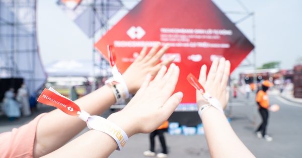 Kim chủ quốc dân Techcombank chiều “Gai Con” hết mực, xoa dịu hội chứng hậu concert