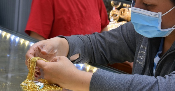 Giá vàng hôm nay, 24-4: Tiếp tục lao dốc