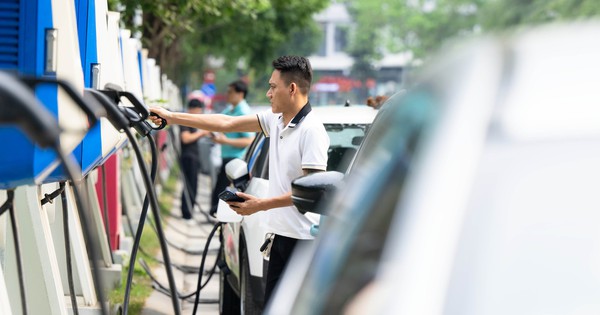 Hà Nội 2026: Trạm sạc phủ kín phố, tài xế xe điện “bỏ túi” nửa tỷ đồng mỗi năm