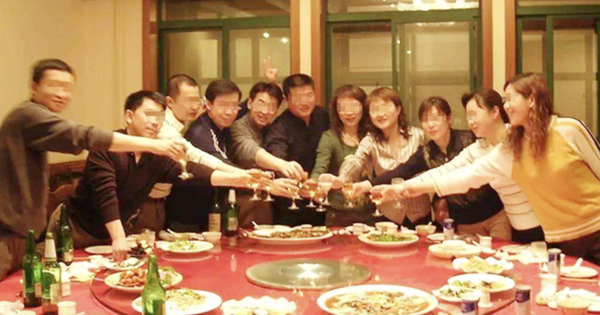 Đi họp lớp, tôi bị chế giễu vì kiếm 15 triệu/tháng: Khi con trai tôi đến đón, tất cả họ đều sững sờ