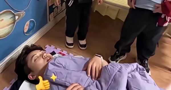 Không thể nhịn cười: Một giáo viên Mầm non ngủ quên trời quên đất, học sinh vây quanh gọi mãi mới tỉnh!