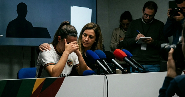 HLV bóng đá nữ bị tố quấy rối tình dục, loạt tin nhắn 