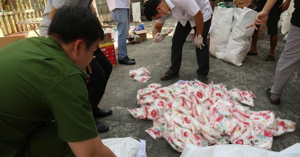 Đột kích một căn nhà, công an triệt phá đường dây sản xuất nước mắm và bột ngọt giả, tịch thu 1 tấn sản phẩm và công cụ đóng gói