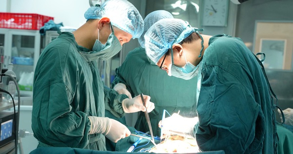 HIẾM GẶP: Cứu bệnh nhân đi tiểu ra phân