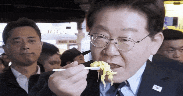 Phản ứng của Tổng thống Hàn Quốc và Phu nhân khi ăn 1 loại quả trên đường phố Việt Nam