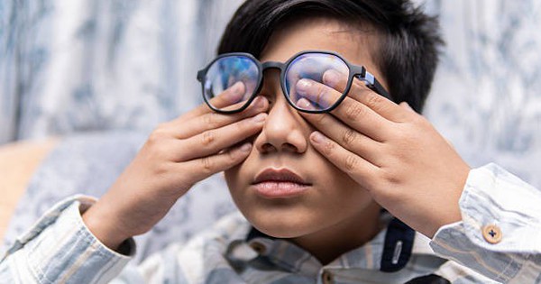 Con đeo kính càng ngày càng mờ, 1 năm sau phát hiện lỗi 