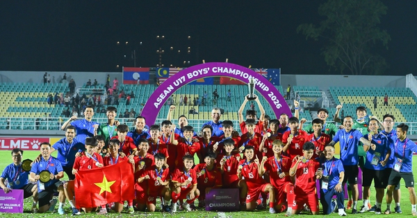 Khoảnh khắc U17 Việt Nam nâng cúp vô địch Đông Nam Á, sẵn sàng vươn tầm châu Á