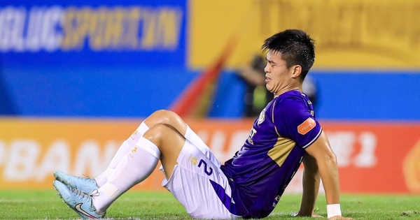 Duy Mạnh đau đớn vì chấn thương