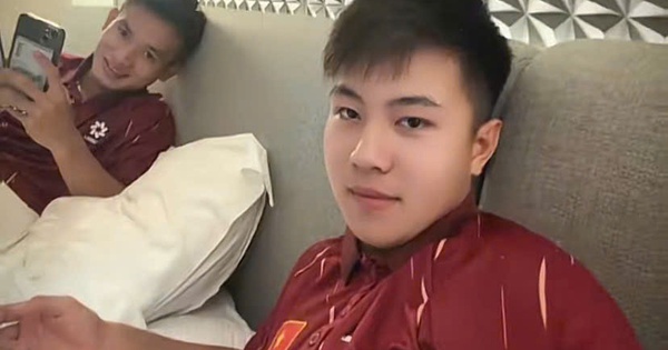 Tạ Đình Phong đá tuyển U17 Việt Nam