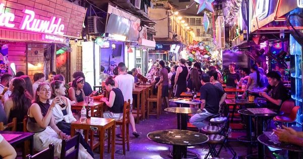 Nhiều tuyến vỉa hè Hà Nội vẫn bị hàng quán, bãi xe 'nuốt chửng' cả ngày lẫn đêm