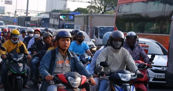 Ùn ùn rời thành phố nghỉ lễ, cửa ngõ TPHCM đông nghịt từ sáng sớm