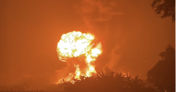 Đang cháy kho sơn ở Hà Nội, khói lửa bốc cao cuồn cuộn