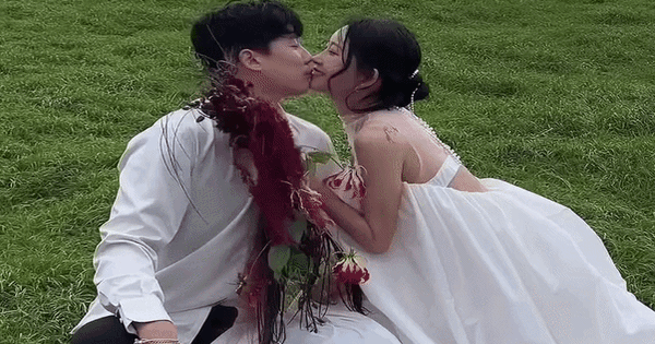 Cặp đôi gây nhức nhối nhất showbiz tung ảnh cưới không giống ai, cô dâu khoe lưng trần chiếm spotlight