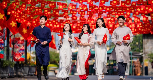 Chợ lá và đại lộ cờ hoa tại núi Bà Đen đã sẵn sàng đón khách dịp Giỗ Tổ và 30/4