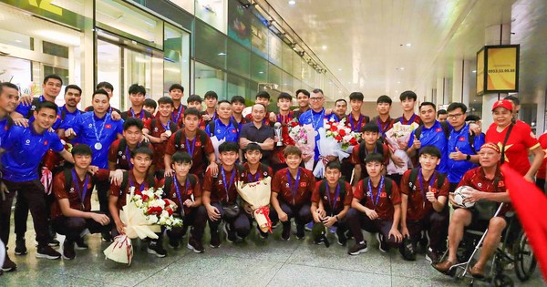 U17 Việt Nam vô địch Đông Nam Á về nước trong vòng tay yêu thương người hâm mộ
