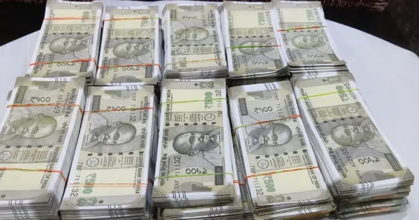 Người dân phát hiện tiền mặt rơi rải rác khắp đường