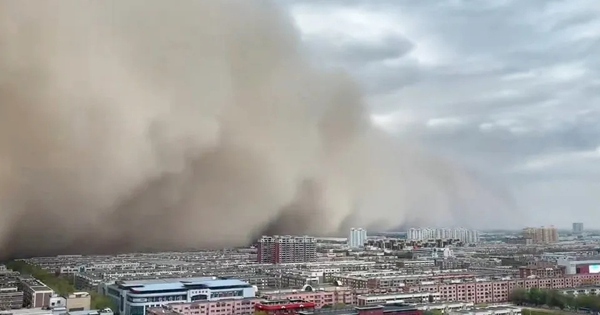 Bão cát khổng lồ 