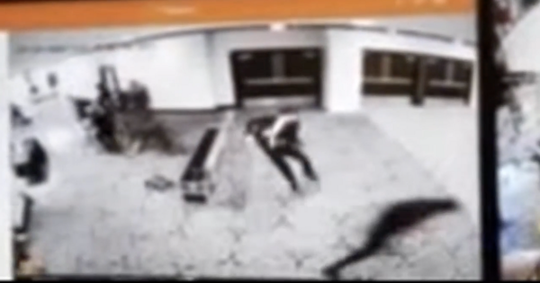 Video nghi phạm nổ súng trong tiệc của ông Trump chạy xuyên hàng rào mật vụ Mỹ