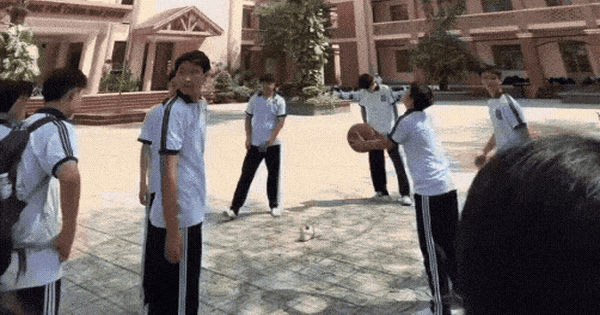 Trích xuất camera cảnh nhóm nam sinh giải cứu trái bóng trong sân trường: Càng nỗ lực, cái cây càng mọc ra nhiều 