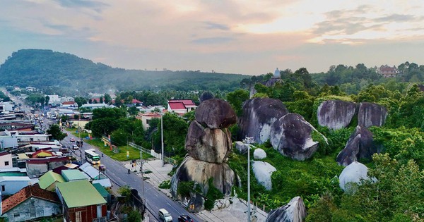 Việt Nam có hòn đá niên đại triệu năm cạnh đường lớn: Ở nơi sắp lên thành phố trực thuộc Trung ương