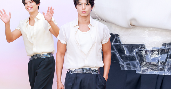 Park Bo Gum bị báo Hàn chê cười vì chiếc quần rộng phải quấn băng dính khỏi tuột giữa sự kiện