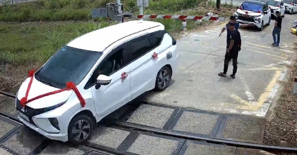 Xe rước dâu cố vượt rào chắn, mắc kẹt trên đường ray khi tàu đang tới: Danh tính tài xế và cái kết