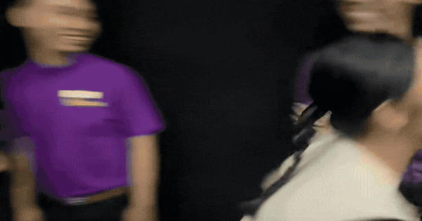 Lần đầu tiên Vbiz có 1 nữ diễn viên phải bỏ chạy khỏi rạp vì bị khán giả chê diễn đơ cứng