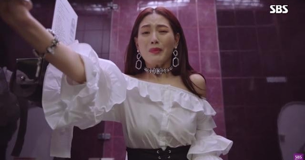 Cô gái trẻ đi vệ sinh mỗi tiếng một lần: Bác sĩ tiết niệu vạch trần 