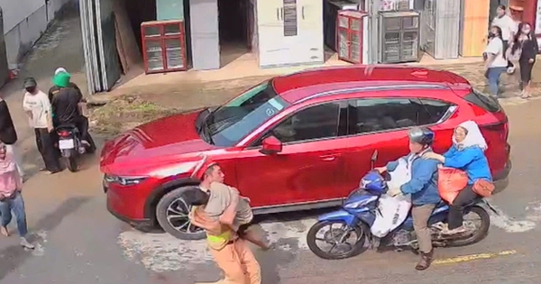 Bé trai bị điện giật tại lễ hội té nước ở Lai Châu, một chiến sĩ CSGT lao vào dòng người gây xúc động