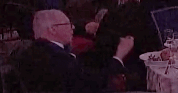 Người đàn ông thản nhiên ngồi ăn khi tiếng súng vang lên tại tiệc báo chí Nhà Trắng