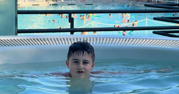 Bé trai 7 tuổi tử vong do bị kẹt trong ống hút bể bơi