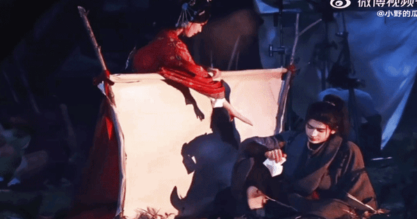 Trương Lăng Hách ngã gục, không thể tự đứng dậy trên phim trường