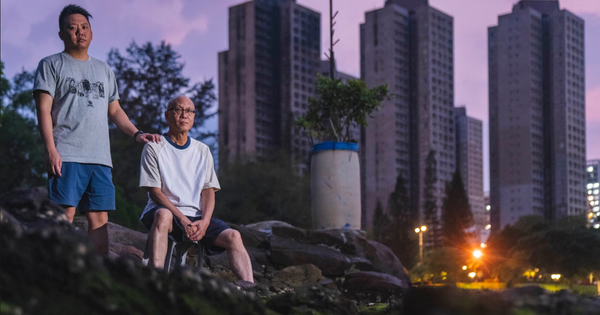 Tro tàn và ký ức: Một gia đình trở lại hiện trường vụ cháy chung cư tồi tệ nhất ở Hồng Kông (Trung Quốc) trong nhiều thập kỷ