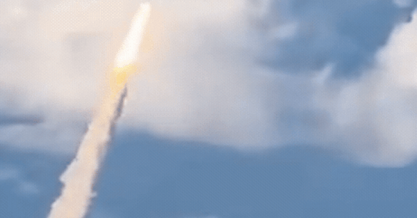 Ngoài cửa sổ máy bay là lịch sử: Hành khách vô tình bắt gặp cảnh tên lửa đưa con người lên Mặt trăng sau 54 năm