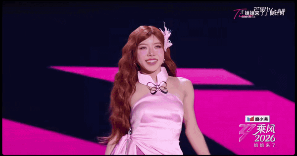 Trang Pháp chào sân show Trung Quốc: Catwalk sập sàn sân khấu, là đại diện Việt Nam duy nhất làm được điều “lịch sử” này